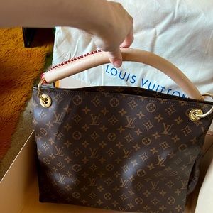Like new only used once  Louis Vuitton shoulder bag perfect comes with Duster